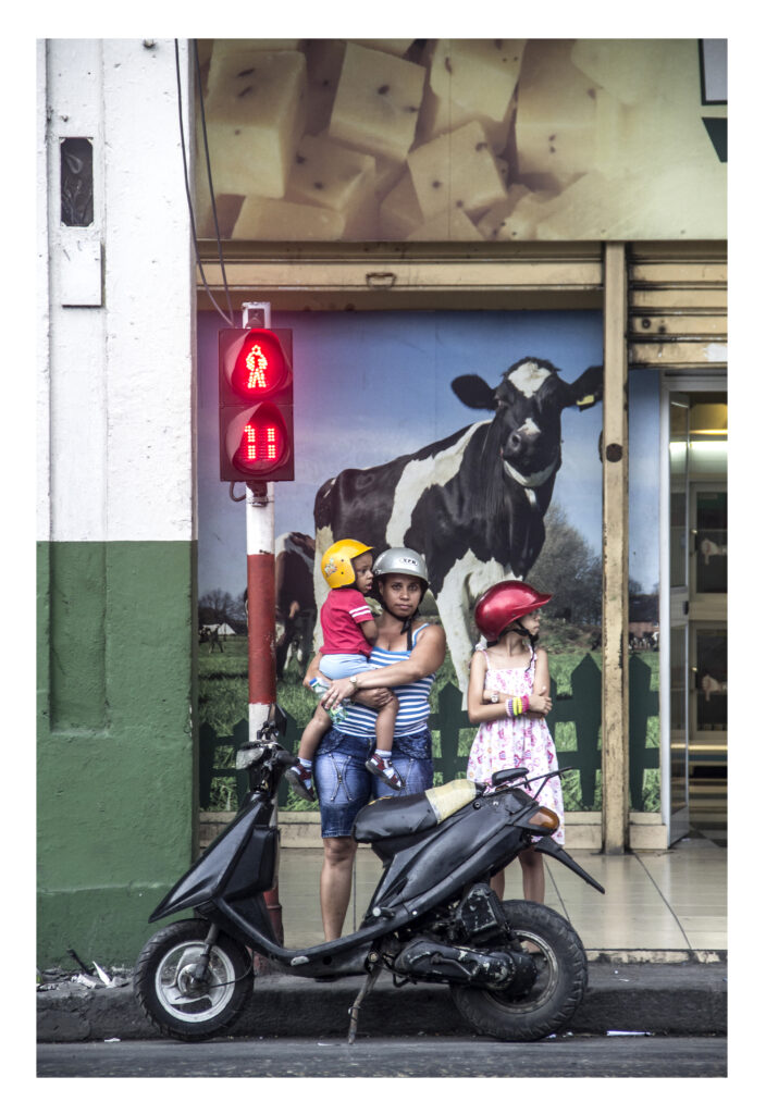 Una mujer con dos hijas, las tres con cascos de moto.
