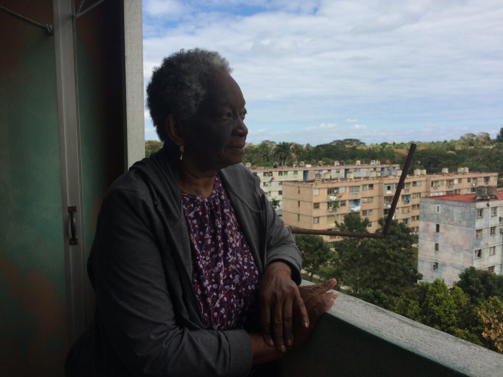 Poeta Georgina Herrera en el balcón de su casa contempla la ciudad.