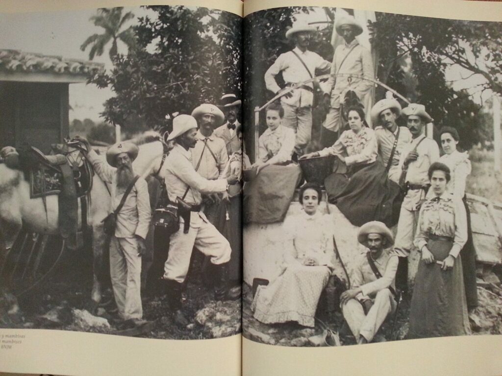 Mujeres y hombres del ejército insurreccional cubano.