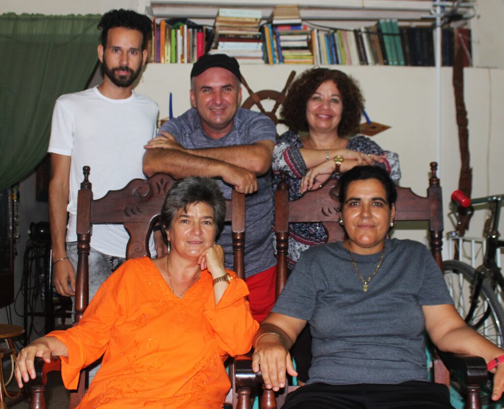 Masiel Mateos, su pareja y realizadores de Alas Tensas durante la filmación del audiovisual "Ellas toman café".