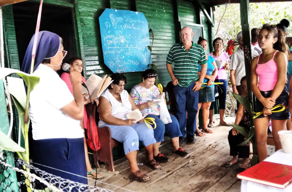  Una de las actividades comunitarias que se celebraban en la casa de Adriana y Bernardo antes del paso del huracán.