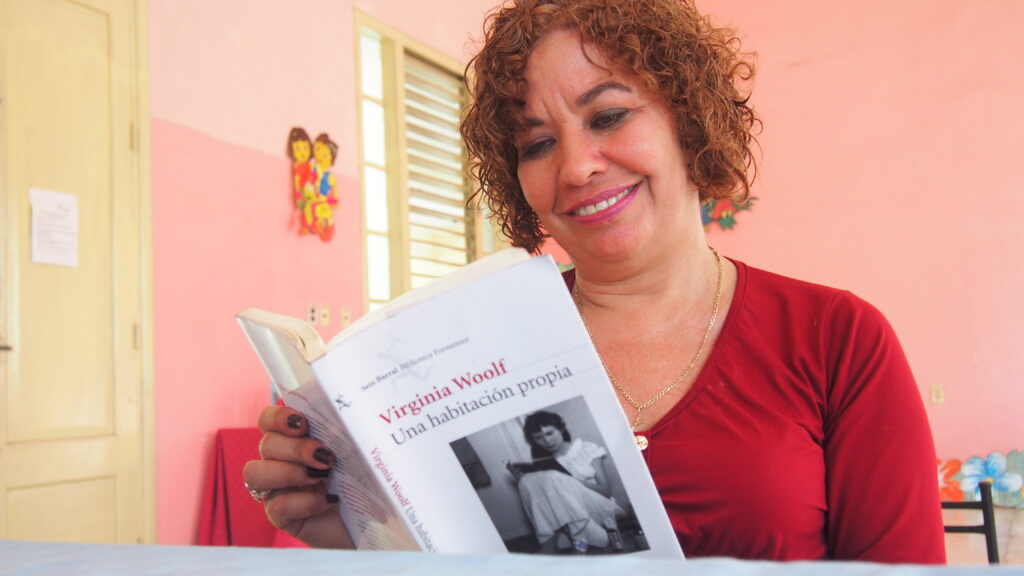 Ileana Álvarez presenta el libro "Una habitación propia" de Virginia Woolf.