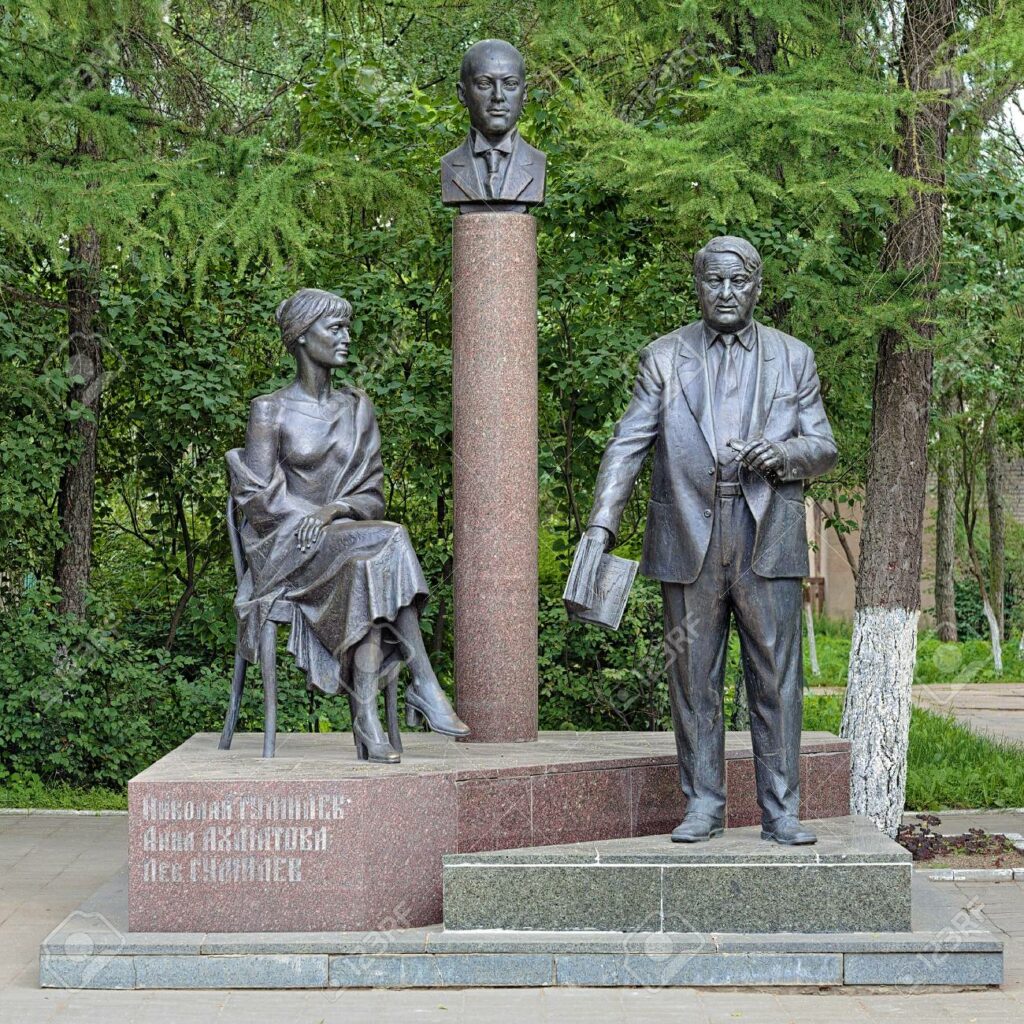 Monumento de la familia (Anna Akhmatova, Nikolay Gumilev, Lev Gumilev) en Bezhetsk, Russia.