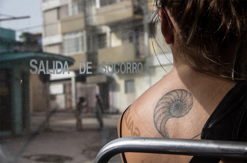 Aviso en un ómnibus que dice "Salida de socorro".