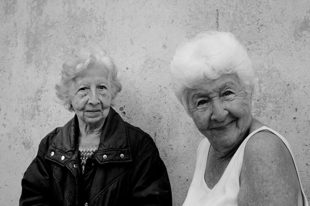 Dos ancianas sonríen.