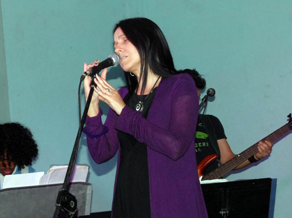 Cantante cubana Rochy Ameneiro canta vestida de morado.