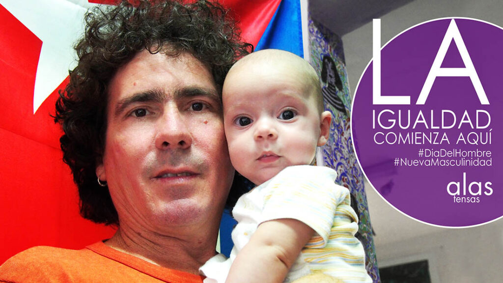 Hombre carga a su hijo bebé.