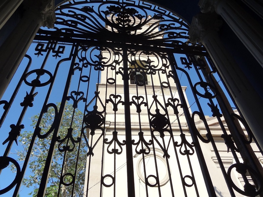 Reja de una gran puerta en Cuba.