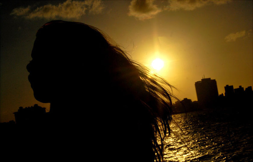 Silueta de una mujer de cabello largo en la bahía de La Habana.