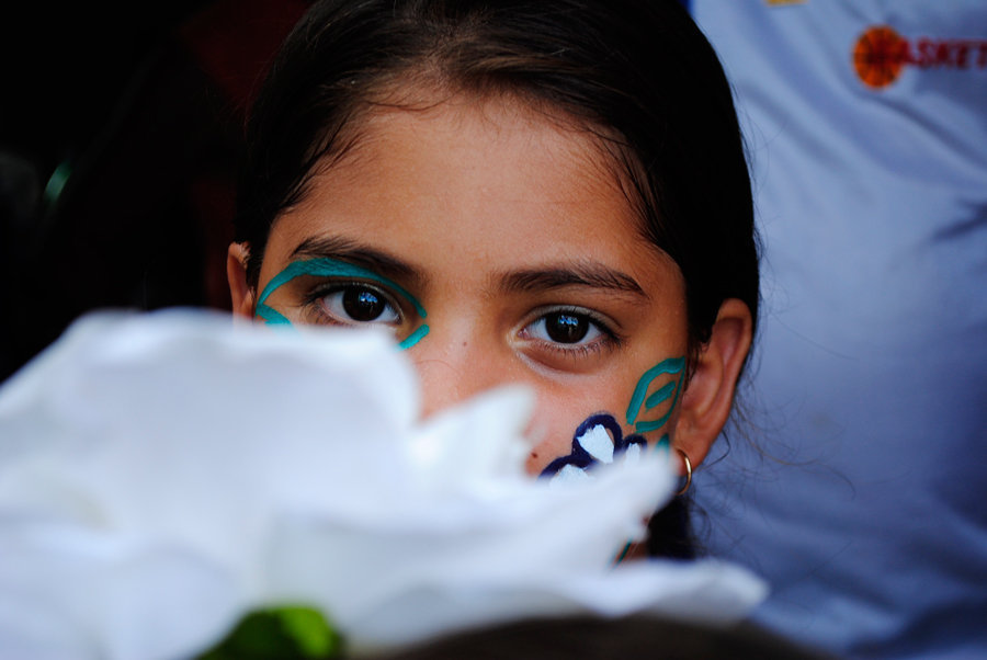 Una niña con la cara pintada.