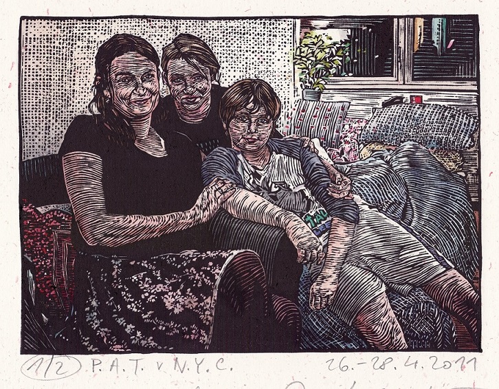 Grabado de tres mujeres sentadas en un sofá.
