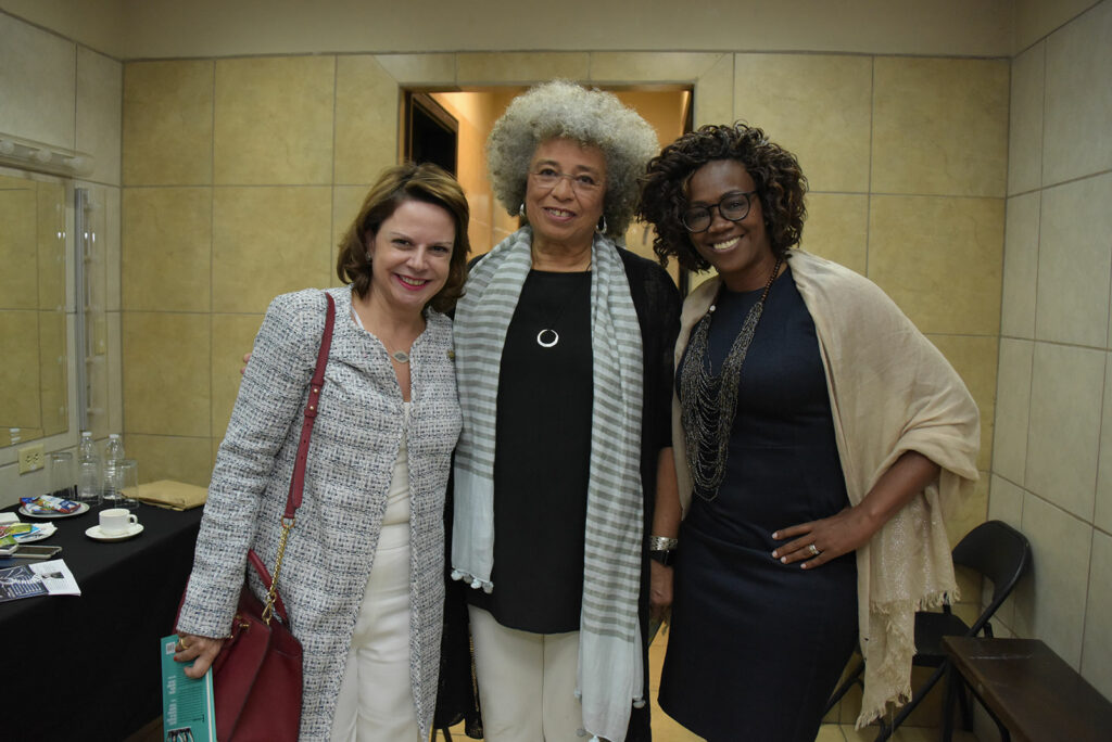 Angela Davis (centro), junto a la Vicepresidenta electa de Costa Rica, Epsy Campbell (derecha), y la actual Vicepresidenta del país, Ana Helena Chacón, en la Universidad de Costa Rica.