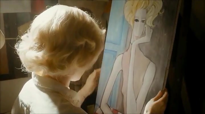 Fotograma de la película Big Eyes. La protagonista contempla un cuadro.