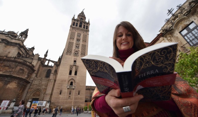 La escritora Elizabeth Kostova leyendo su novela Tierra de sombras.