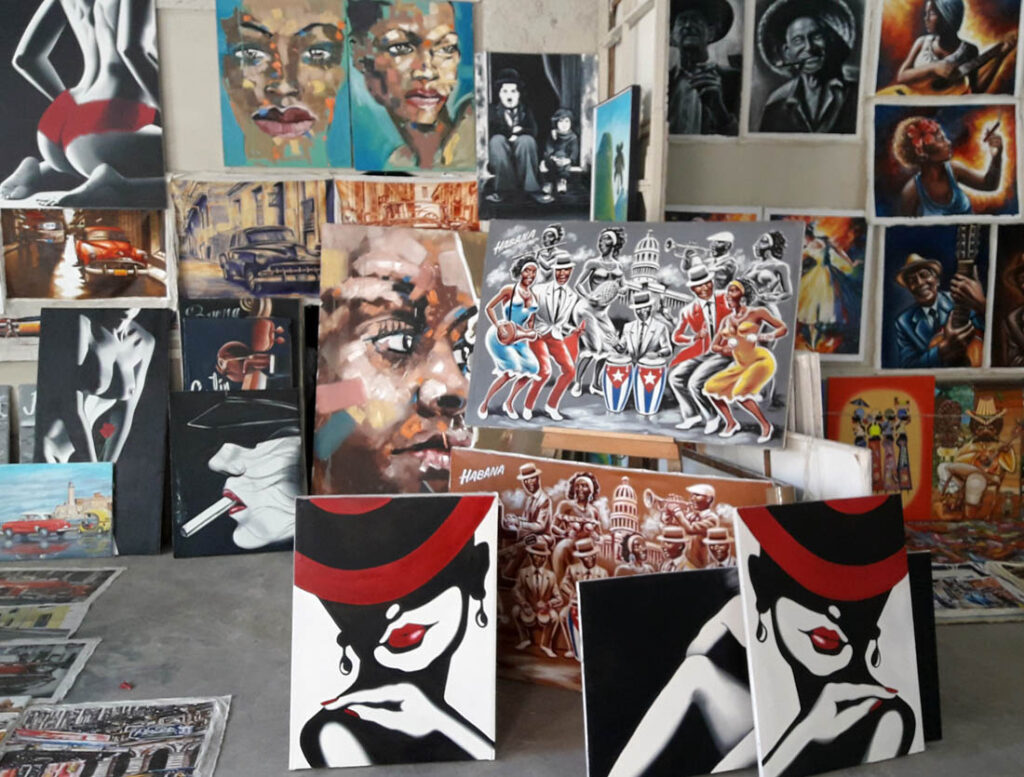 Venta de pinturas al turismo en La Habana. Uso de la figura femenina.