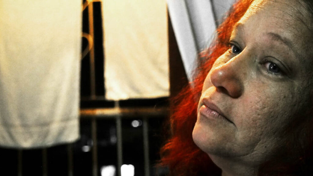 Mujer de pelo rojo con la vista perdida.
