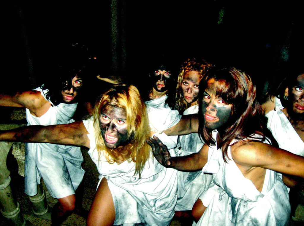 Mujeres danzantes con las caras manchadas.