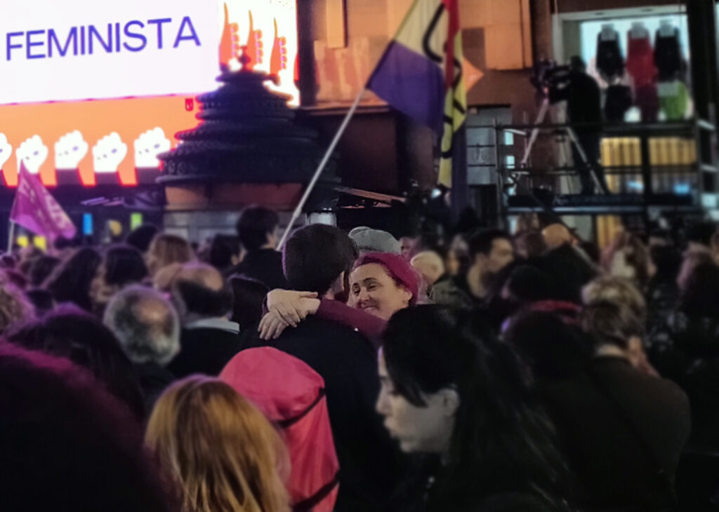 Intimidad amorosa en medio de marcha feminista. Foto: Francis Sánchez.