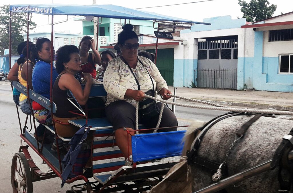 Cochera cuentapropista y otras mujeres cubanas.