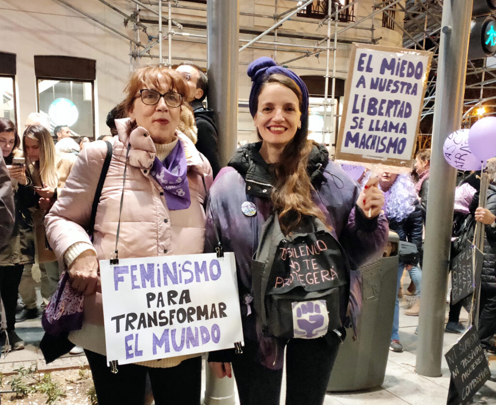 Madre e hija con lemas feministas. Foto: Francis Sánchez.