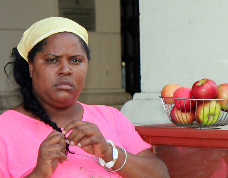 Mujer cuentapropista vende manzanas en cuba
