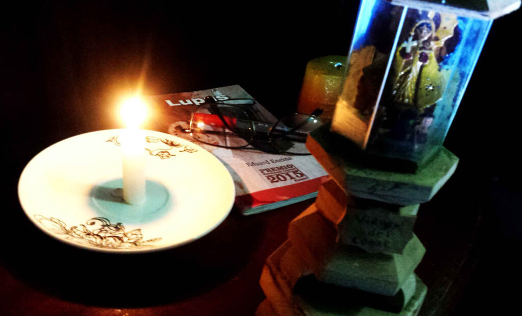 Vela de cera junto a la Virgen