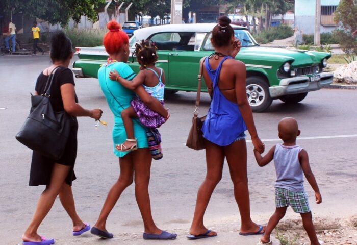 Mujeres cubanas con sus hijos
