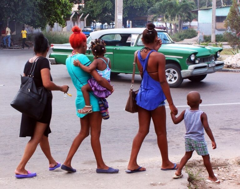 Mujeres cubanas con sus hijos
