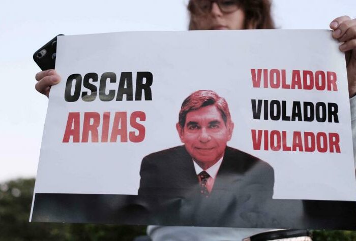 Manifestantes en San José, Costa Rica, denuncian a Oscar Arias.