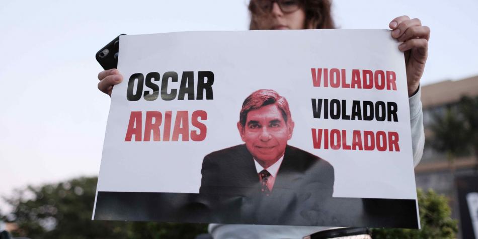 Manifestantes en San José, Costa Rica, denuncian a Oscar Arias.
