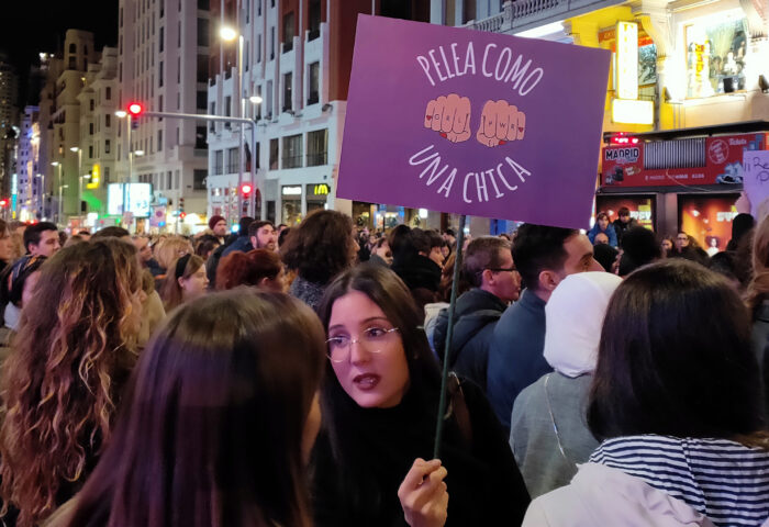 Chica con cartel feminista "Pelea como chica". Foto: Francis Sánchez.