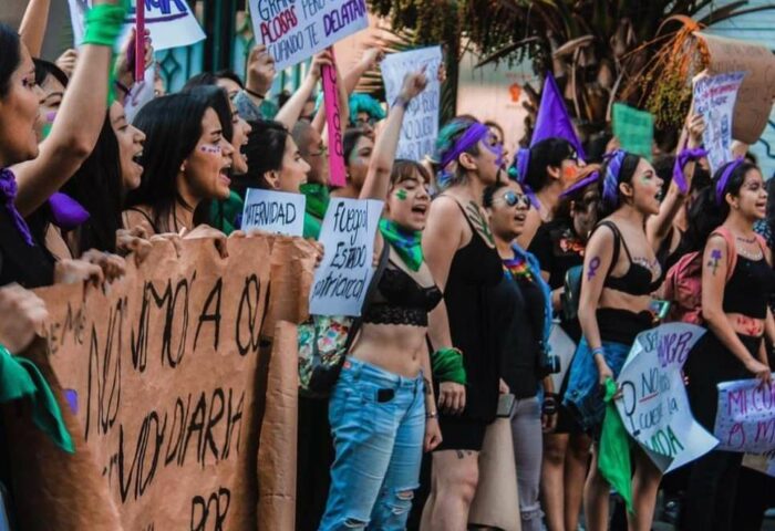 Marcha de jóvenes feministas.
