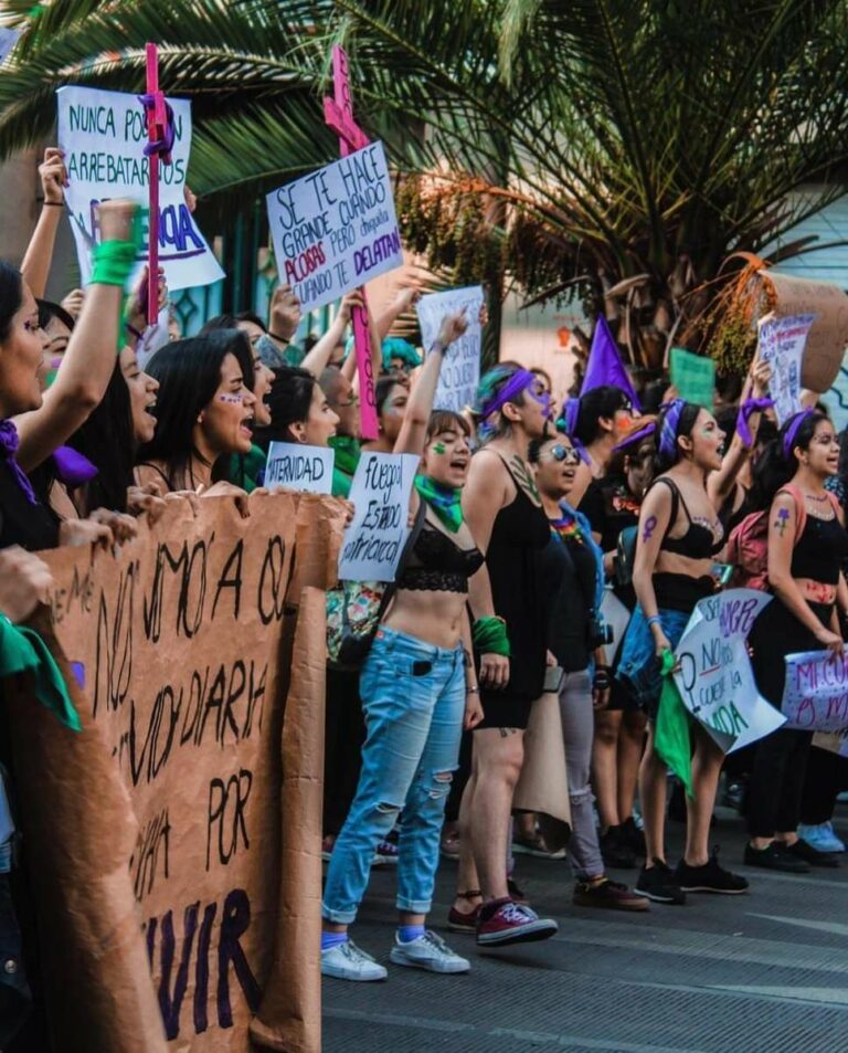 Marcha de jóvenes feministas.