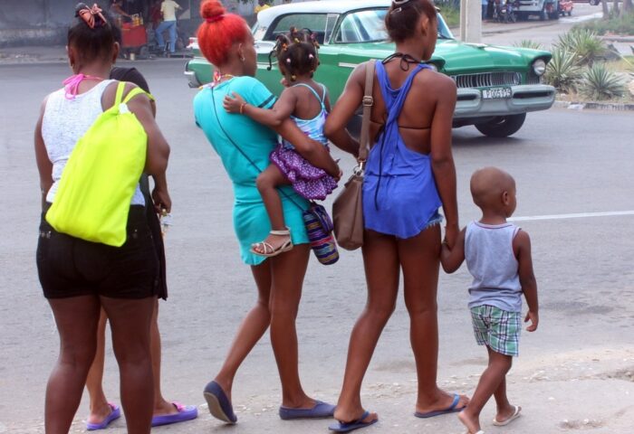 Mujeres al cuidado de los hijos en La Habana.