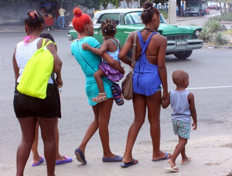 Mujeres al cuidado de los hijos en La Habana.