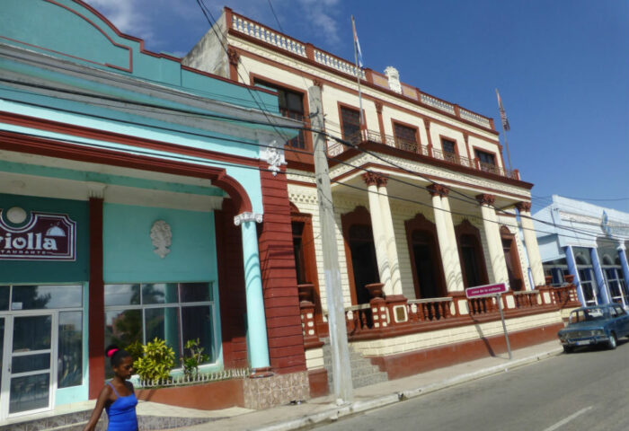 Una mujer en una calle de Guantánamo