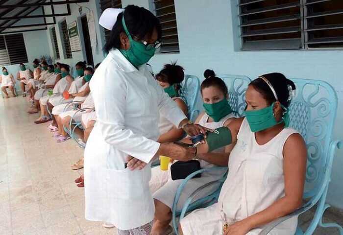 Mujeres embarazadas siendo atendidas por una enfermera