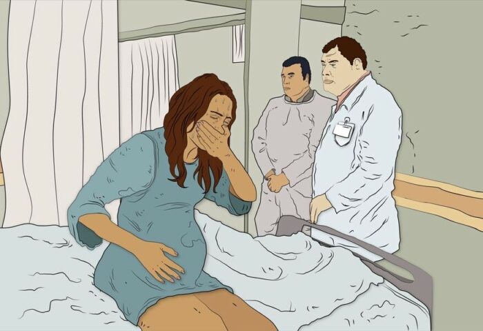 Mujer en una cama de hospital