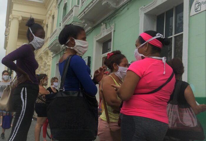 Mujeres cubanas conversando en la calle