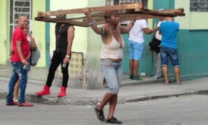 Mujer cubana carga un bastidor