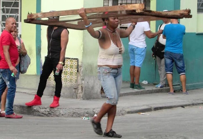 Mujer cubana carga una bastidor