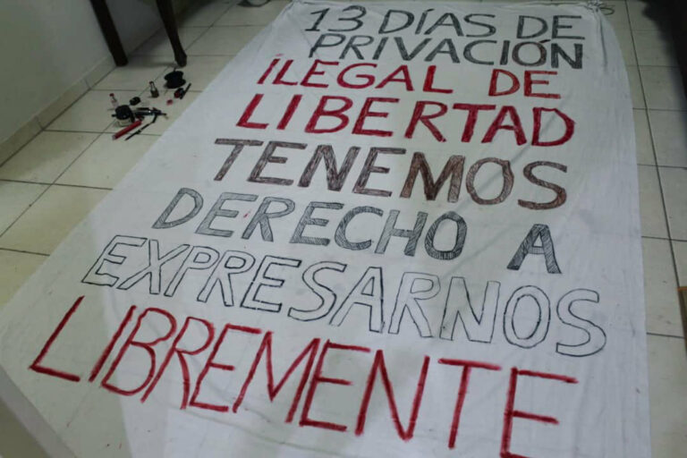 Cartel escrito por Camila Lobón y Katherine Bisquet durante su arresto arbitrario domiciliario.