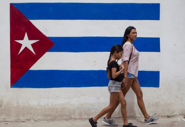 Dos mujeres cubanas. Foto: EFE/ Yander Zamora