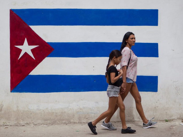 Dos mujeres cubanas. Foto: EFE/ Yander Zamora
