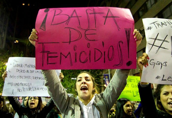 Mujer levanta cartel contra el feminicidio
