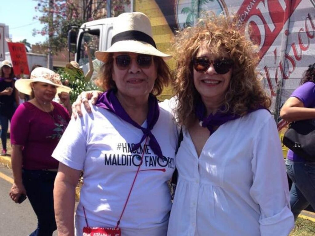 (De derecha a izquierda) Gioconda Belli junto a la periodista nicaragüense Sofía Montenegro en una marcha.