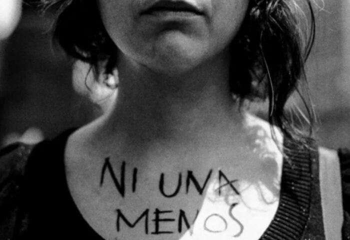 Foto en la que una mujer lleva escrito en su pecho N una menos, refiriéndose a las víctimas de feminiciodio.