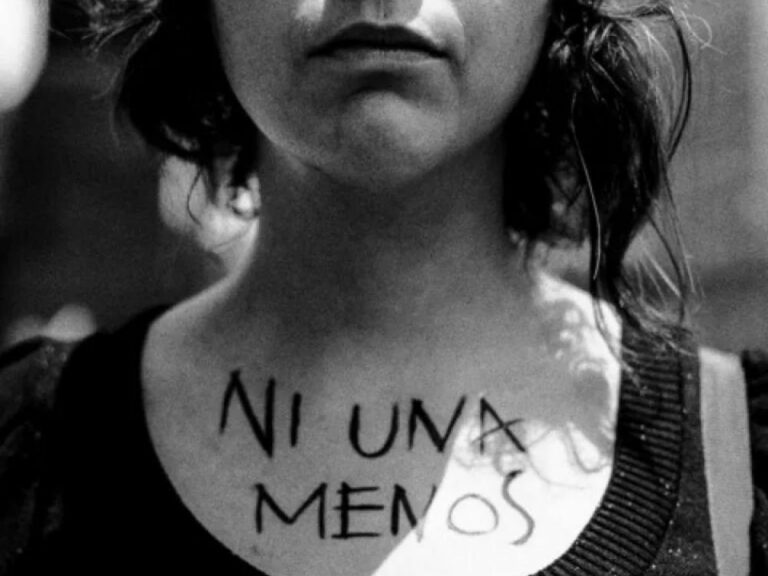 Foto en la que una mujer lleva escrito en su pecho N una menos, refiriéndose a las víctimas de feminiciodio.