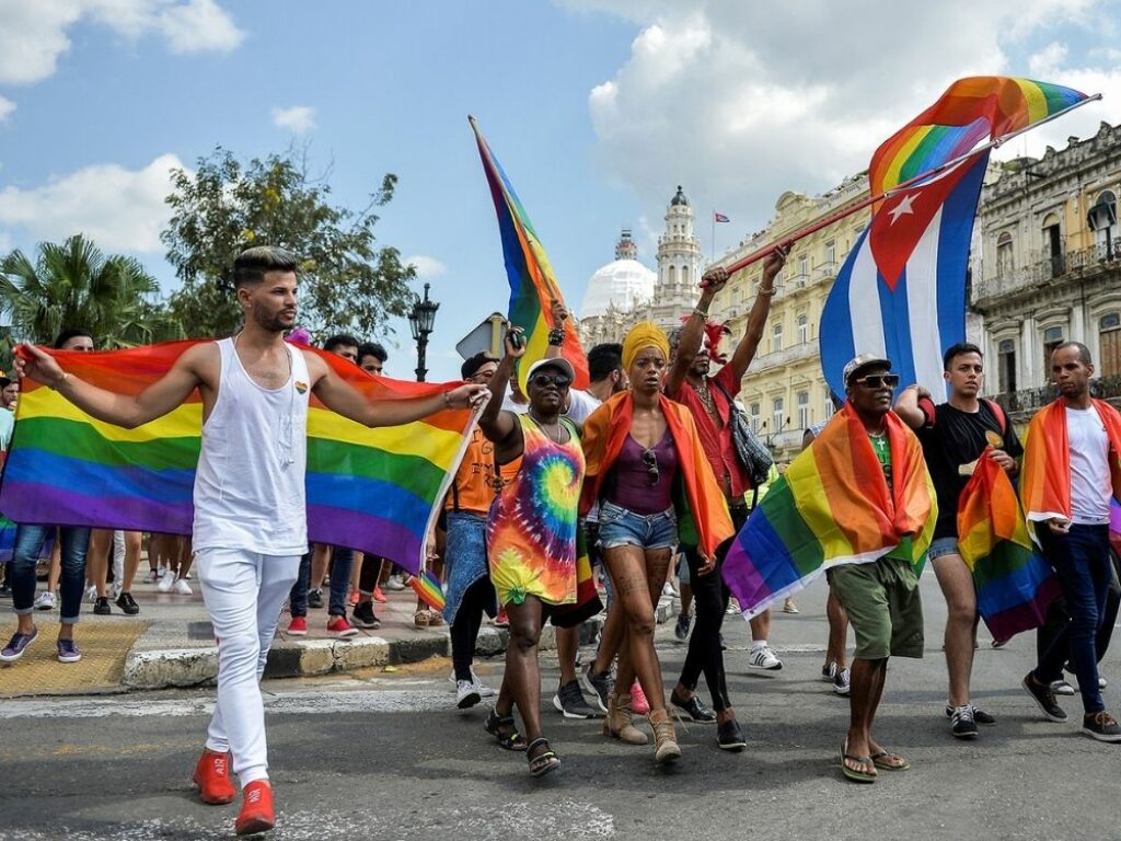 Manifestantes en La Habana sostienen símbolos alegóricos al movimiento LGTB.