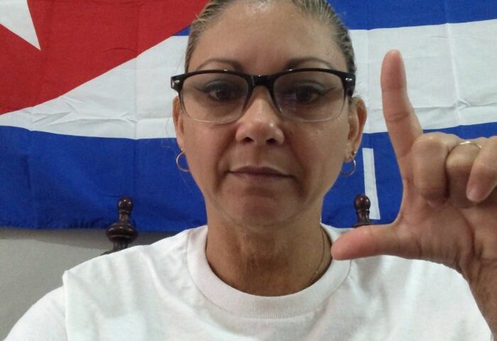Opositora cubana hace signo de libertad